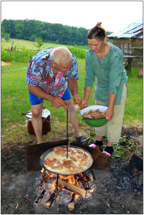 Grilováni mici a kuřecích stehen na vyhlídce Známana