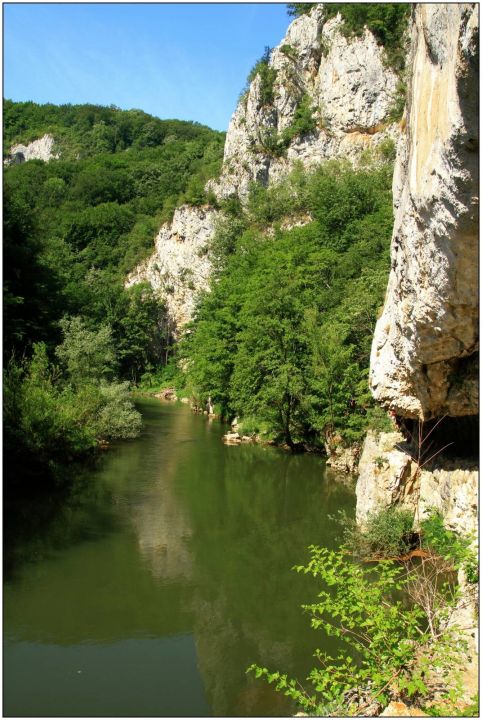 Kaňon řeka Nera - cesta je vystřílena ve skále