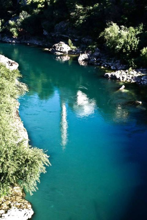 Modrozelená řeka Neretva v Mostaru