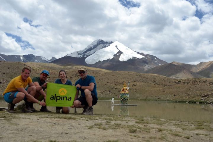 Socha Rinpočeho v jezírku, v pozadí Kangyaze (6400m)