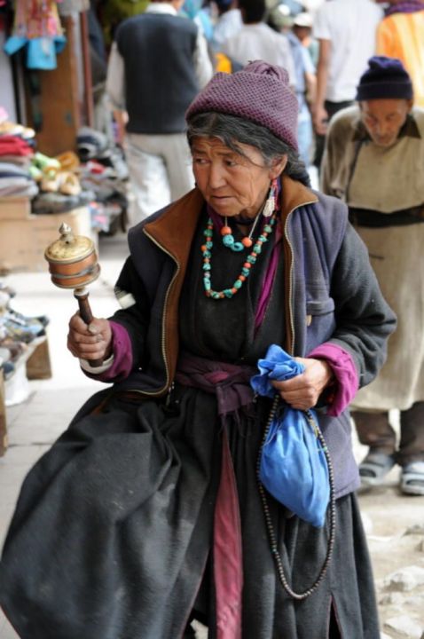 Ladakh - vesničanka s modlitebním mlýnkem