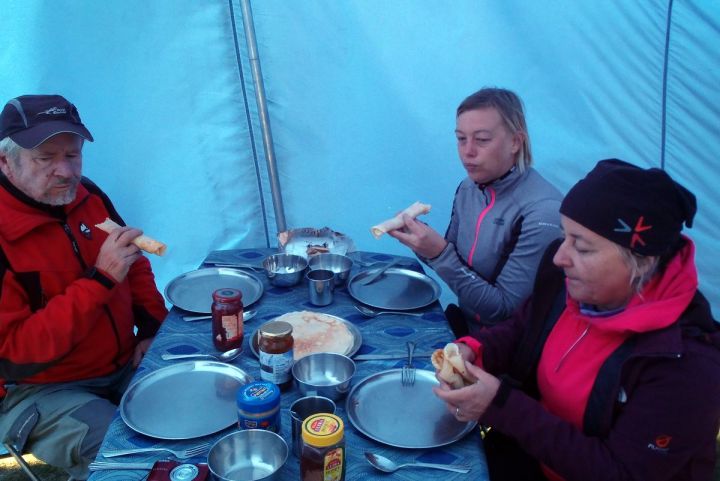 Snídaně na treku od místních kuchařů