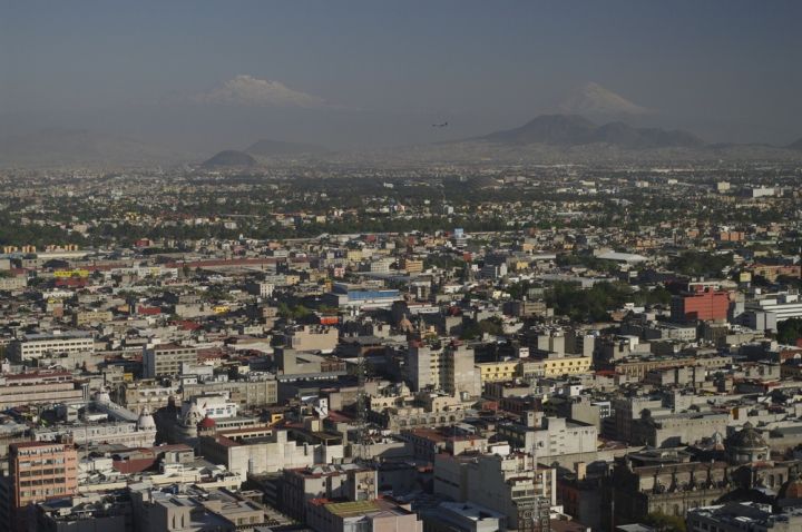 Mexico City, v pozadí silueta Popocatepetlu