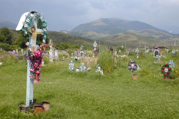 Hřbitov v Koločavě a polonina Piškoňa