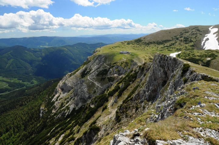 Raxalpe - pohled z Heukuppe na chatu Karl-Ludwig Haus