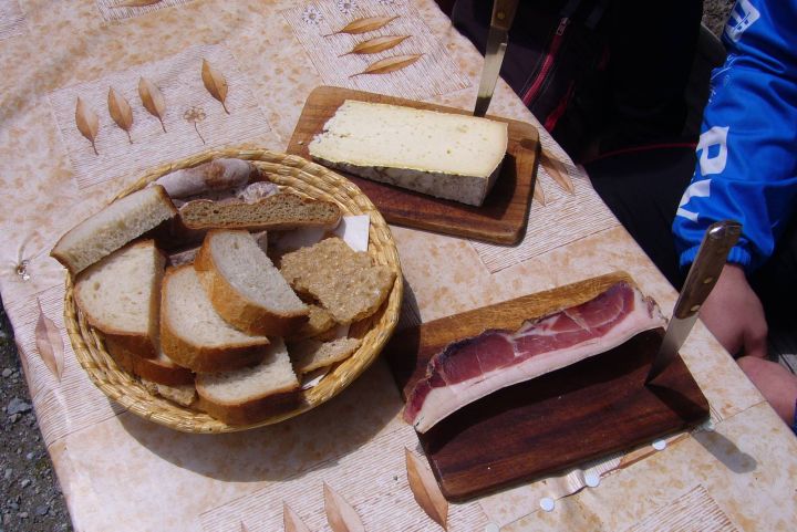 Chléb, sýr a slanina na horské salaši